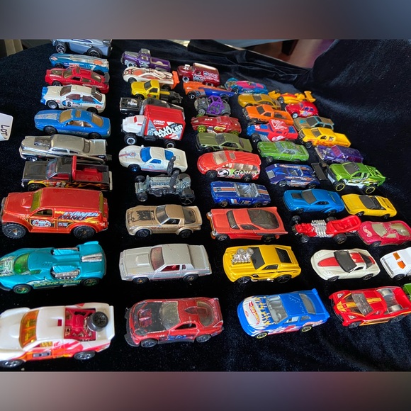 Lot 4 - 50 HOT WHEELS die cast CARS Various ages USED Toy Box Condition READ - Picture 5 of 10